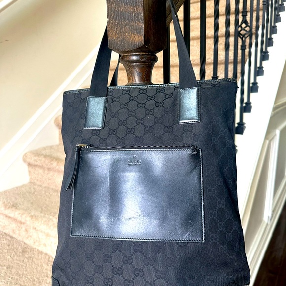 Gucci shoulder bag. Pre loved black gucci bag. Rubbings on leather corners.